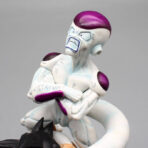 Figura Goku Mordendo Freezer