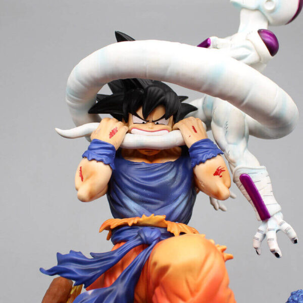 Figura Goku Mordendo Freezer